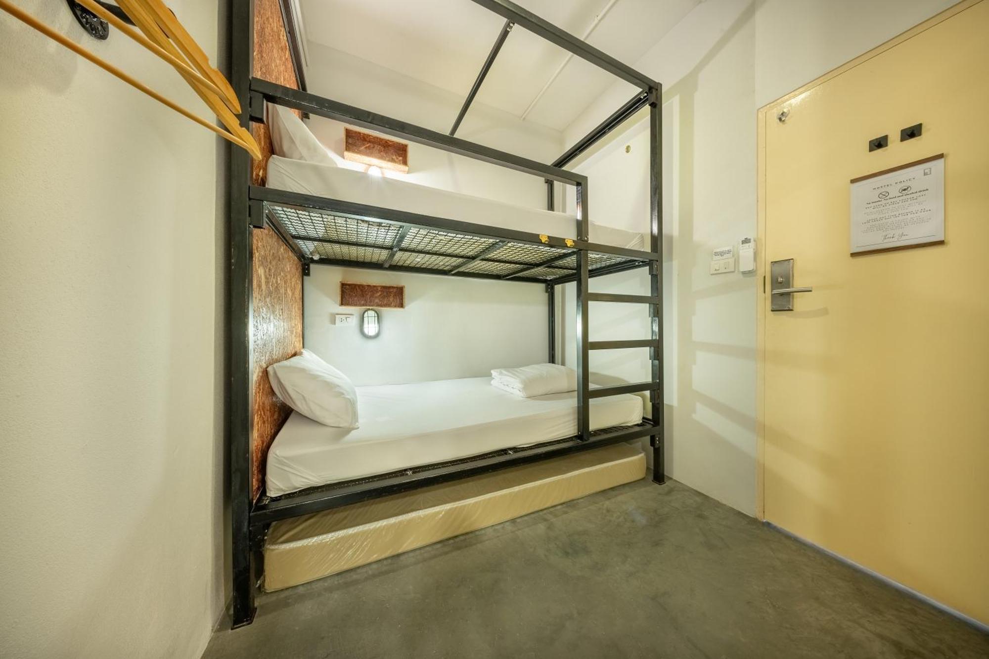 Ralph Bangkok Hostel Exterior photo