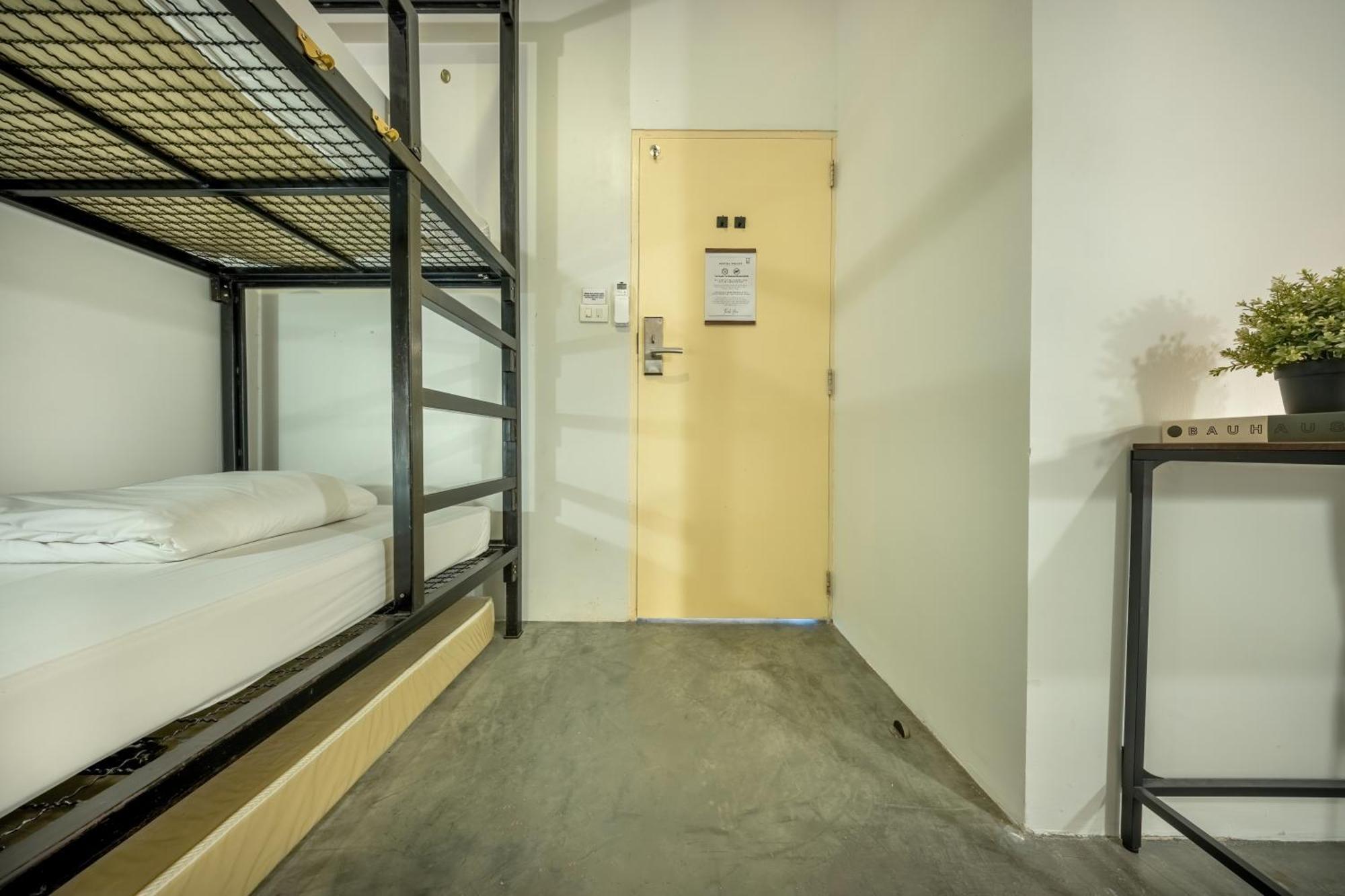 Ralph Bangkok Hostel Exterior photo