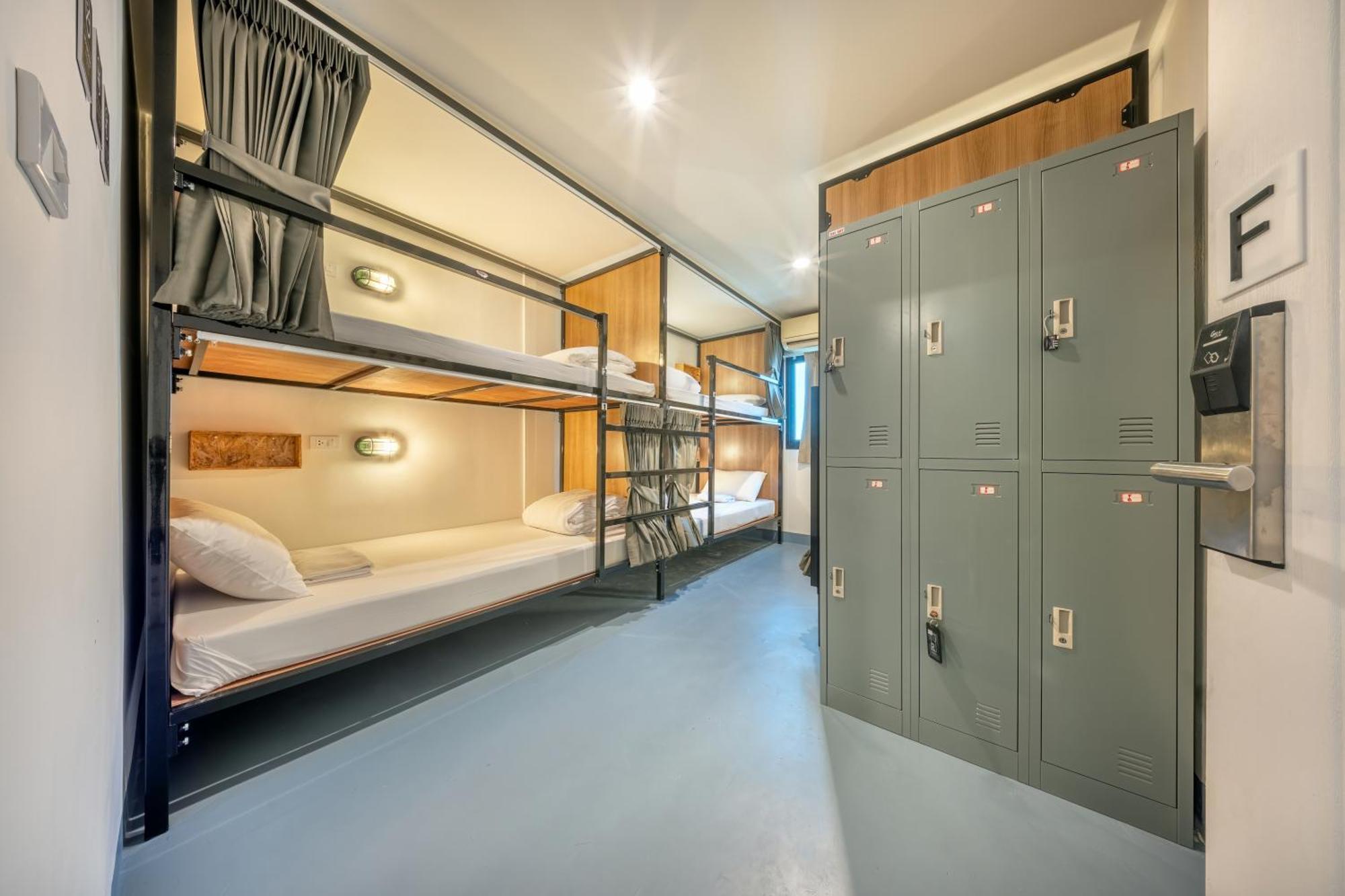 Ralph Bangkok Hostel Exterior photo